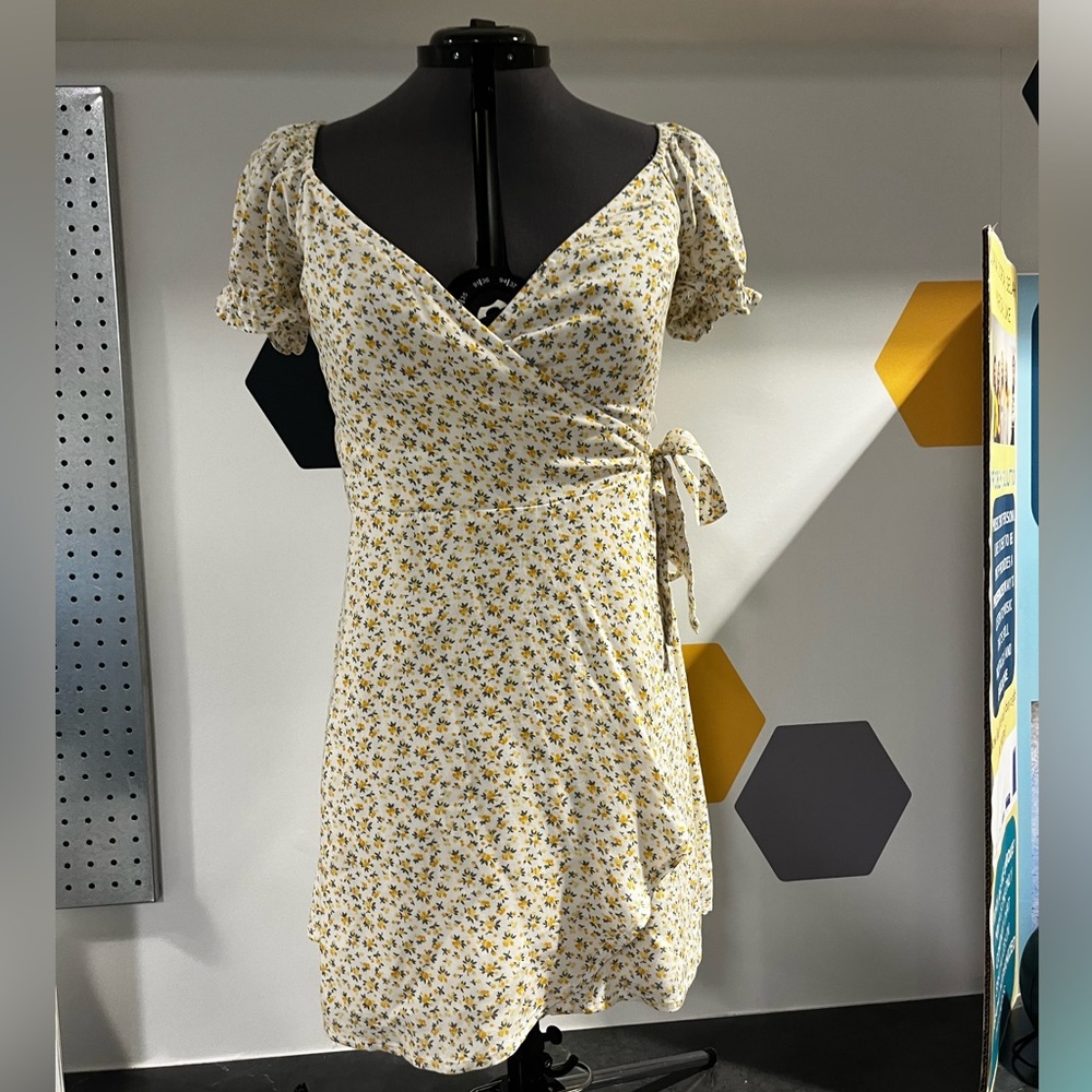 Hollister Summer Wrap Dress! Size small!